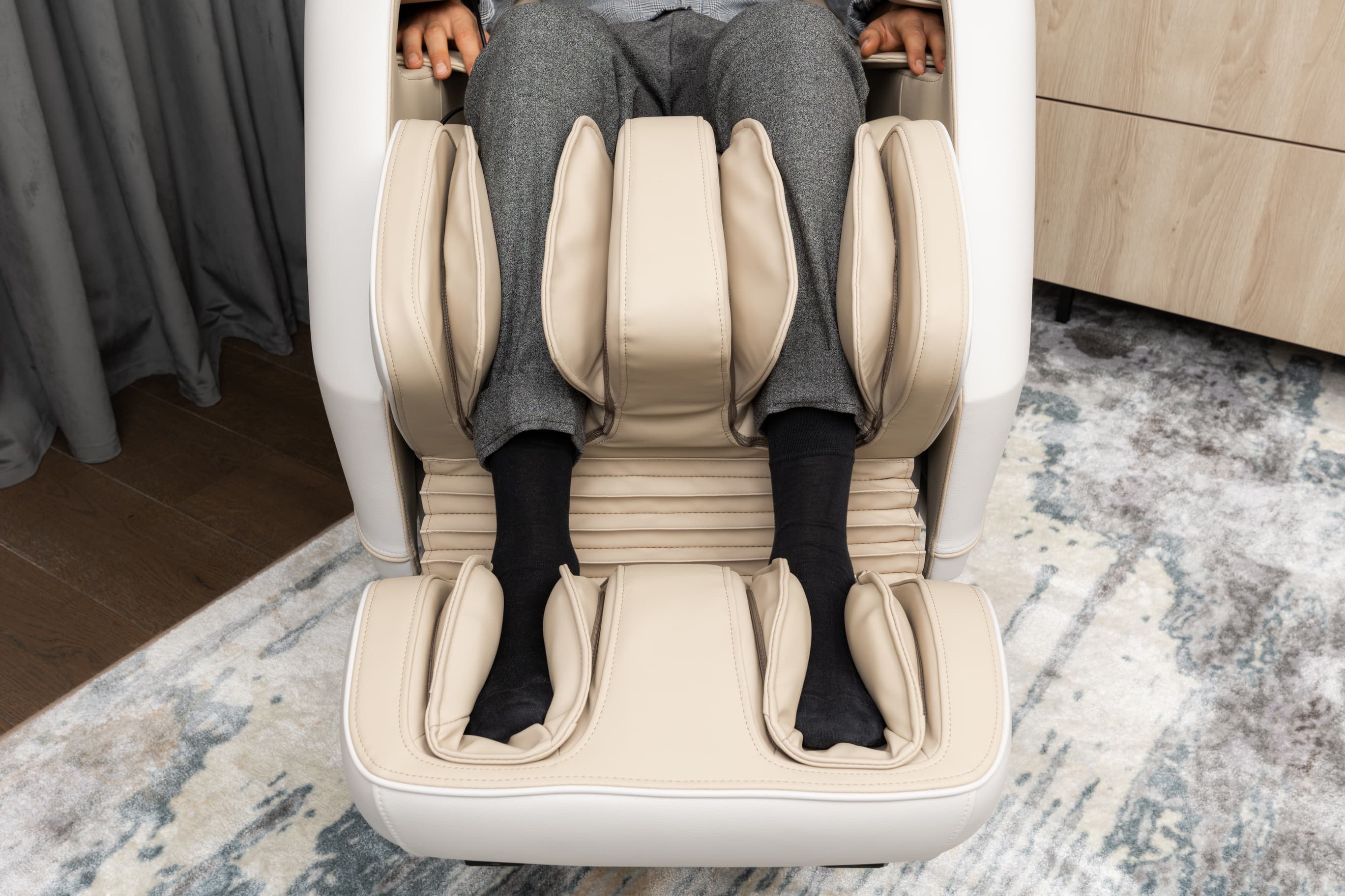 Il poggiapiedi è estensibile elettricamente ed automaticamente OPERA PLUS - Ideale per le persone alte